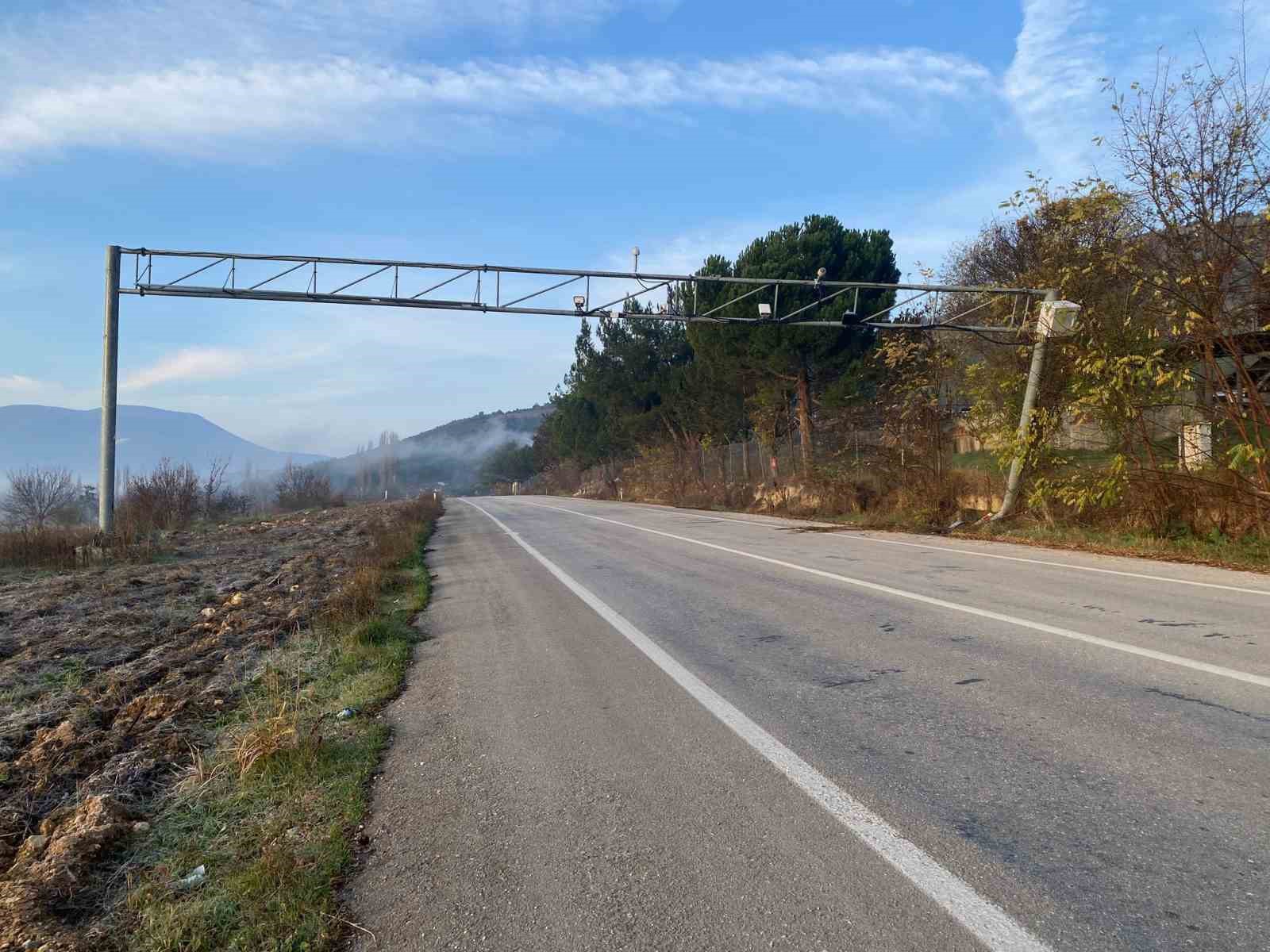 Kontrolden &ccedil;ıkan pikap PTS direğine &ccedil;arptı
