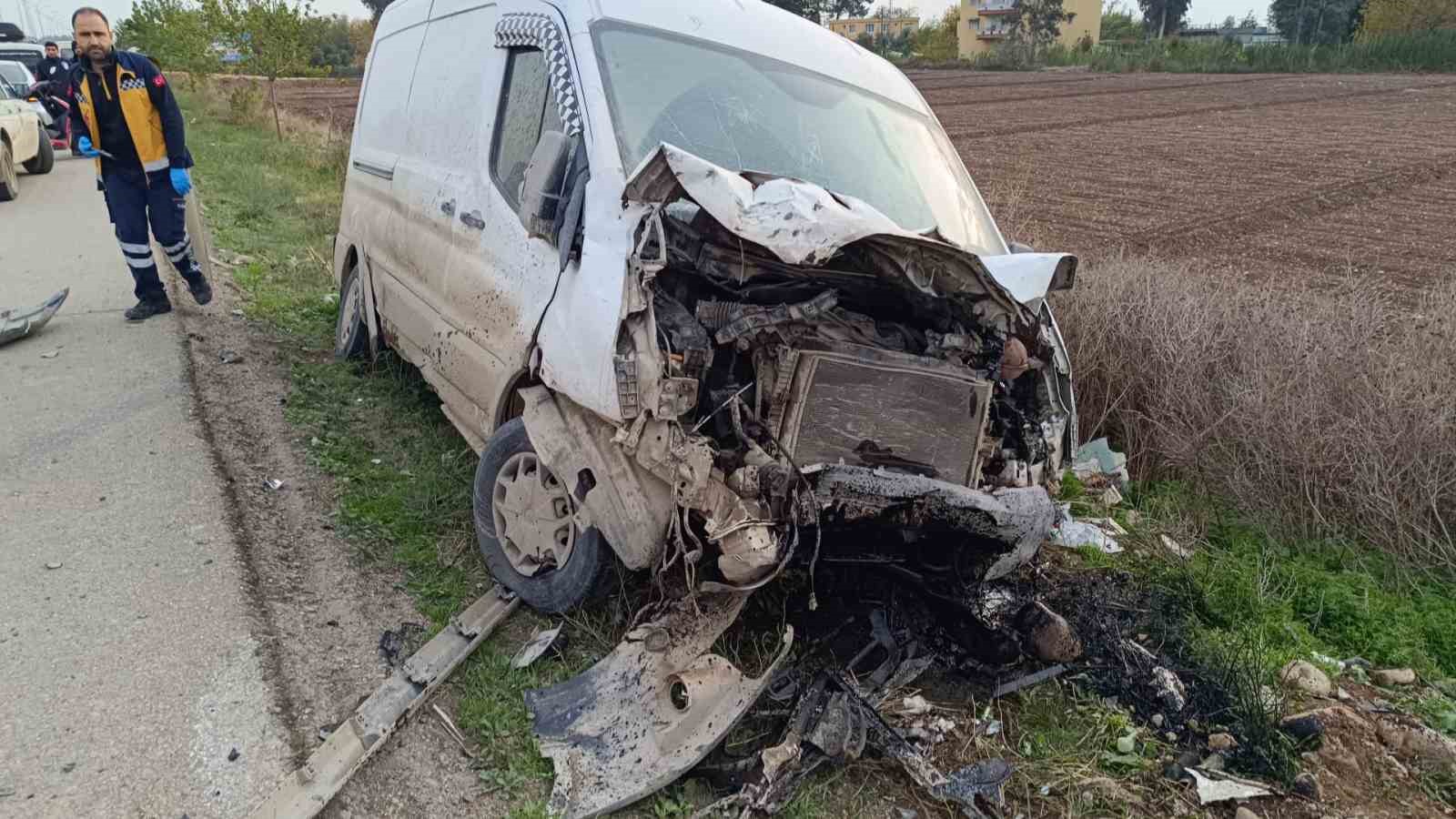 Minib&uuml;sle &ccedil;arpışarak hurdaya d&ouml;nen TOFAŞ&rsquo;taki 2 kişi yaralandı
