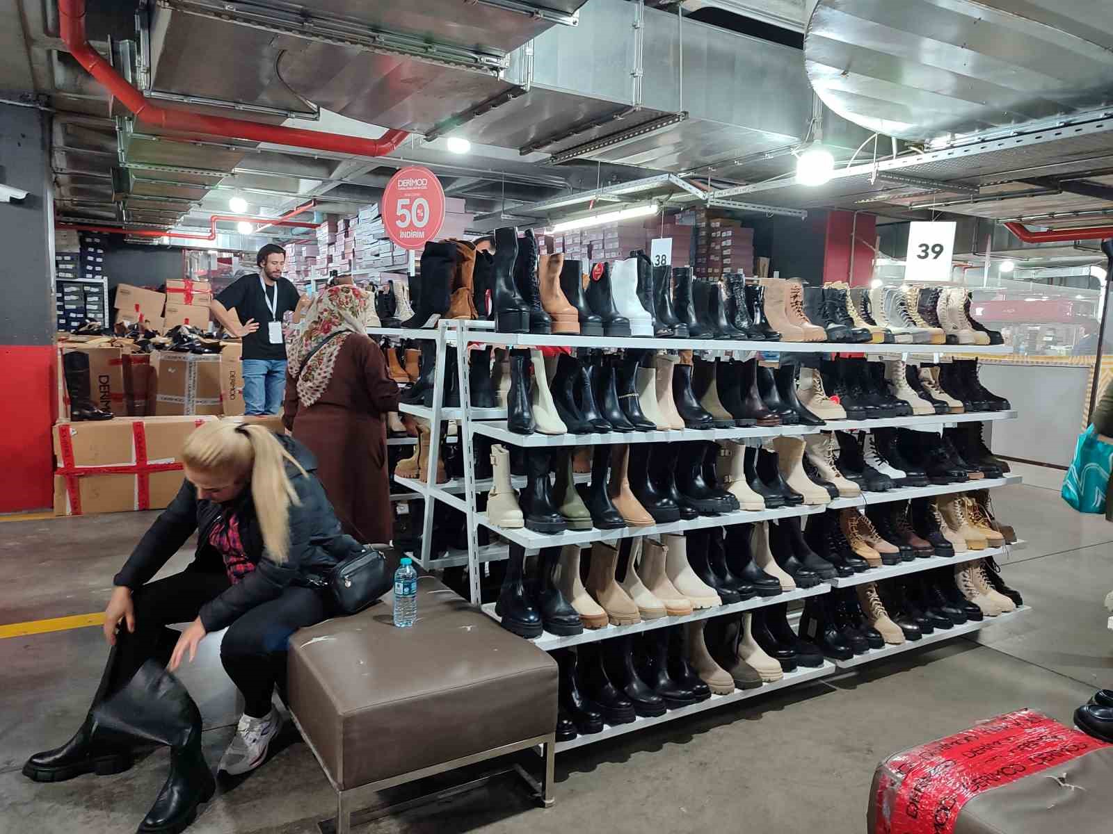 Bah&ccedil;elievler&rsquo;de vatandaşlar AVM&rsquo;deki alışveriş indirimine koştu
