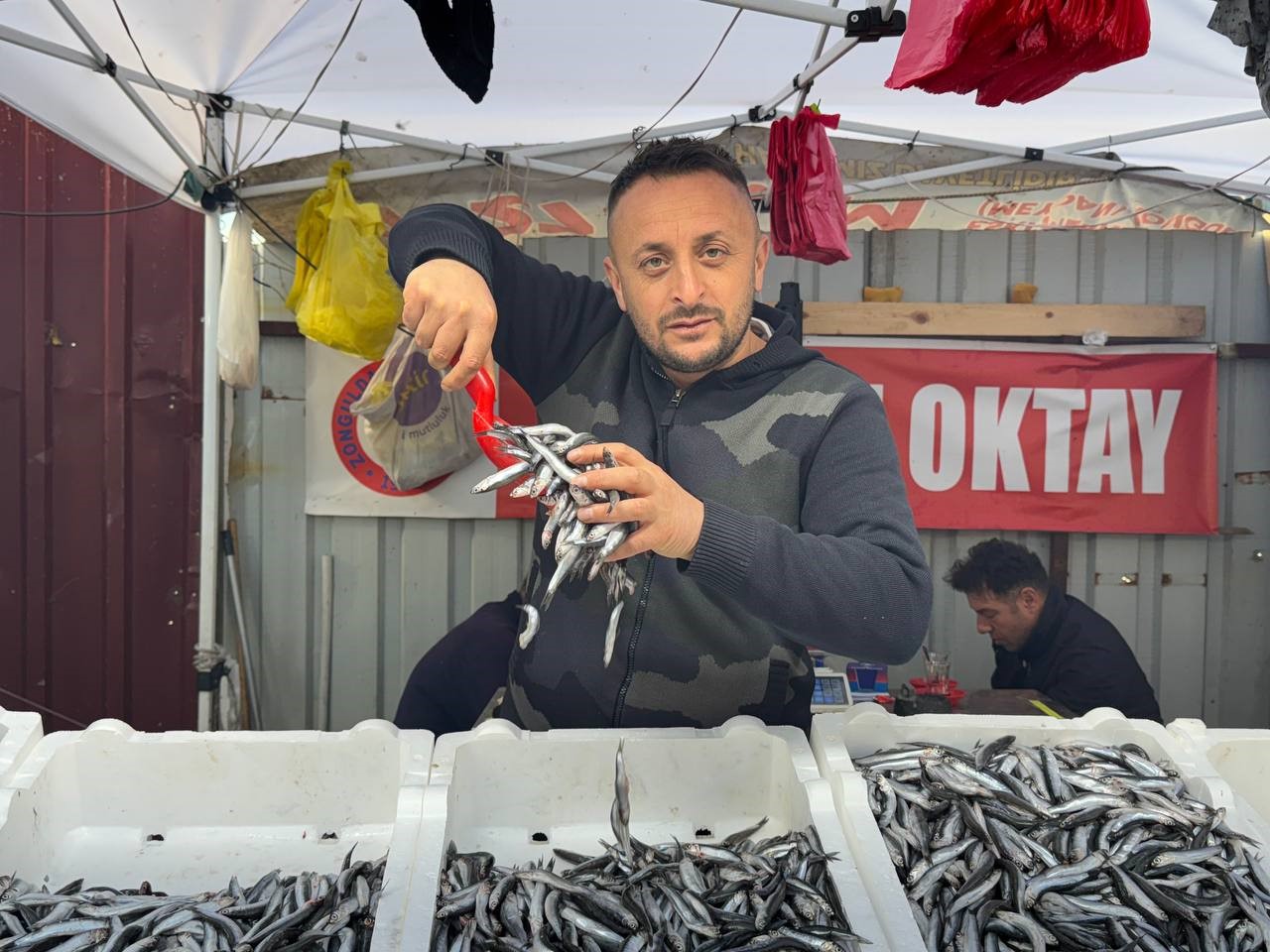 Zonguldak’ta hamsi 150 liradan alıcı buldu
