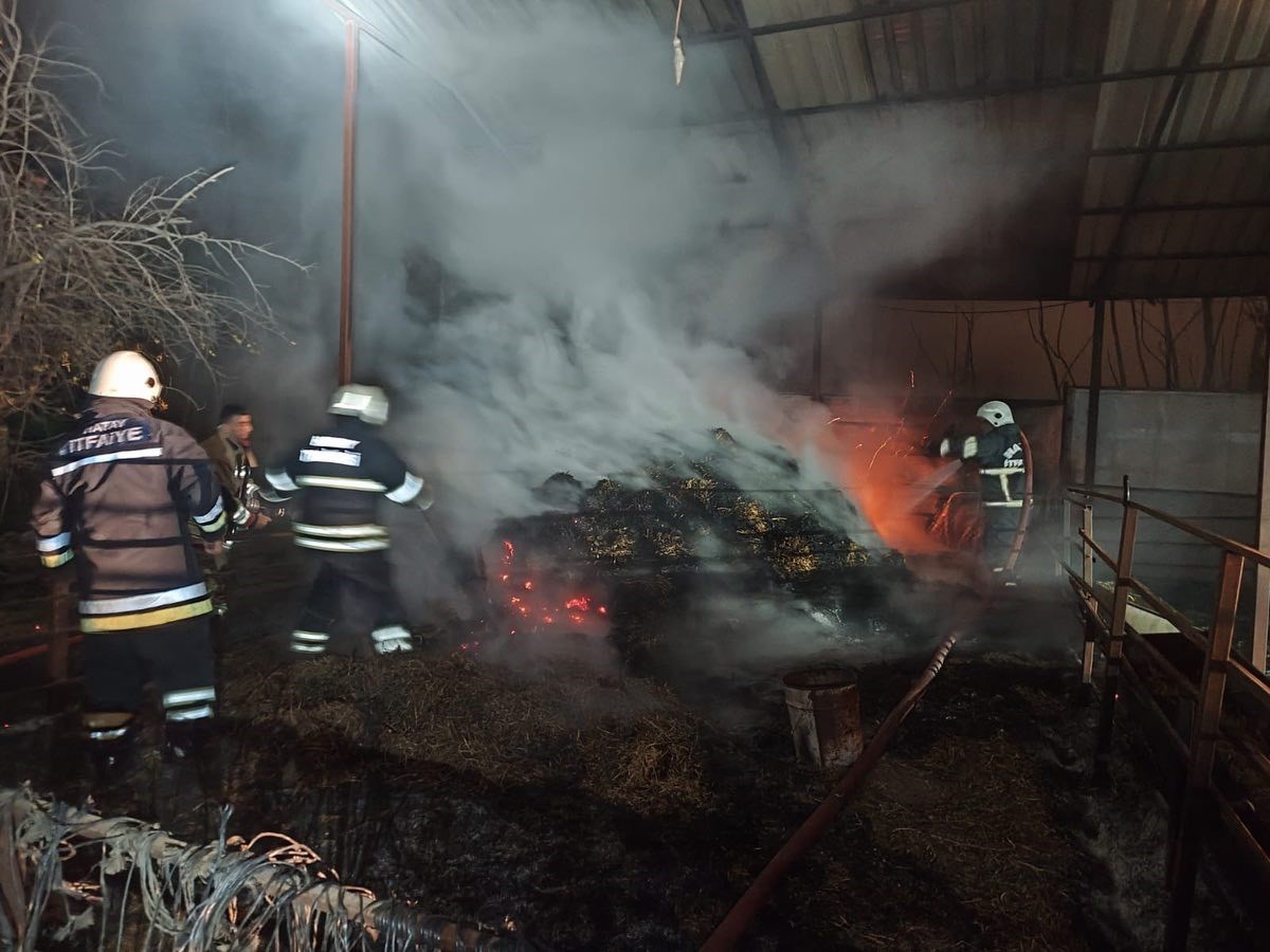 Defne&rsquo;de samanlık yangını
