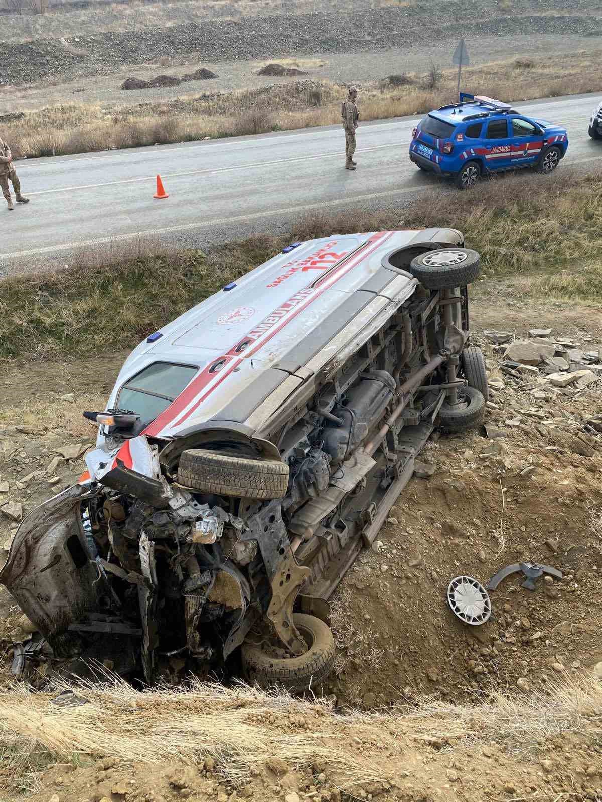 Muş&rsquo;ta ambulans devrildi: 3 yaralı
