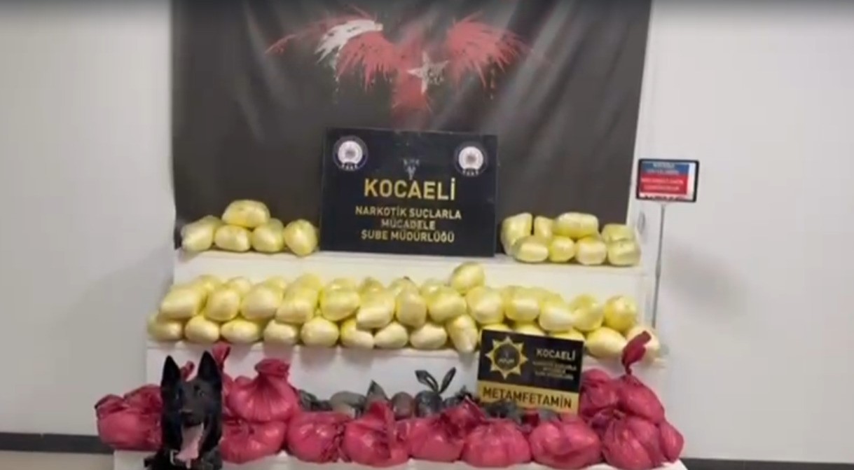Kocaeli&rsquo;de dev operasyon: Asfalt silindirinde 102 kilo metamfetamin bulundu
