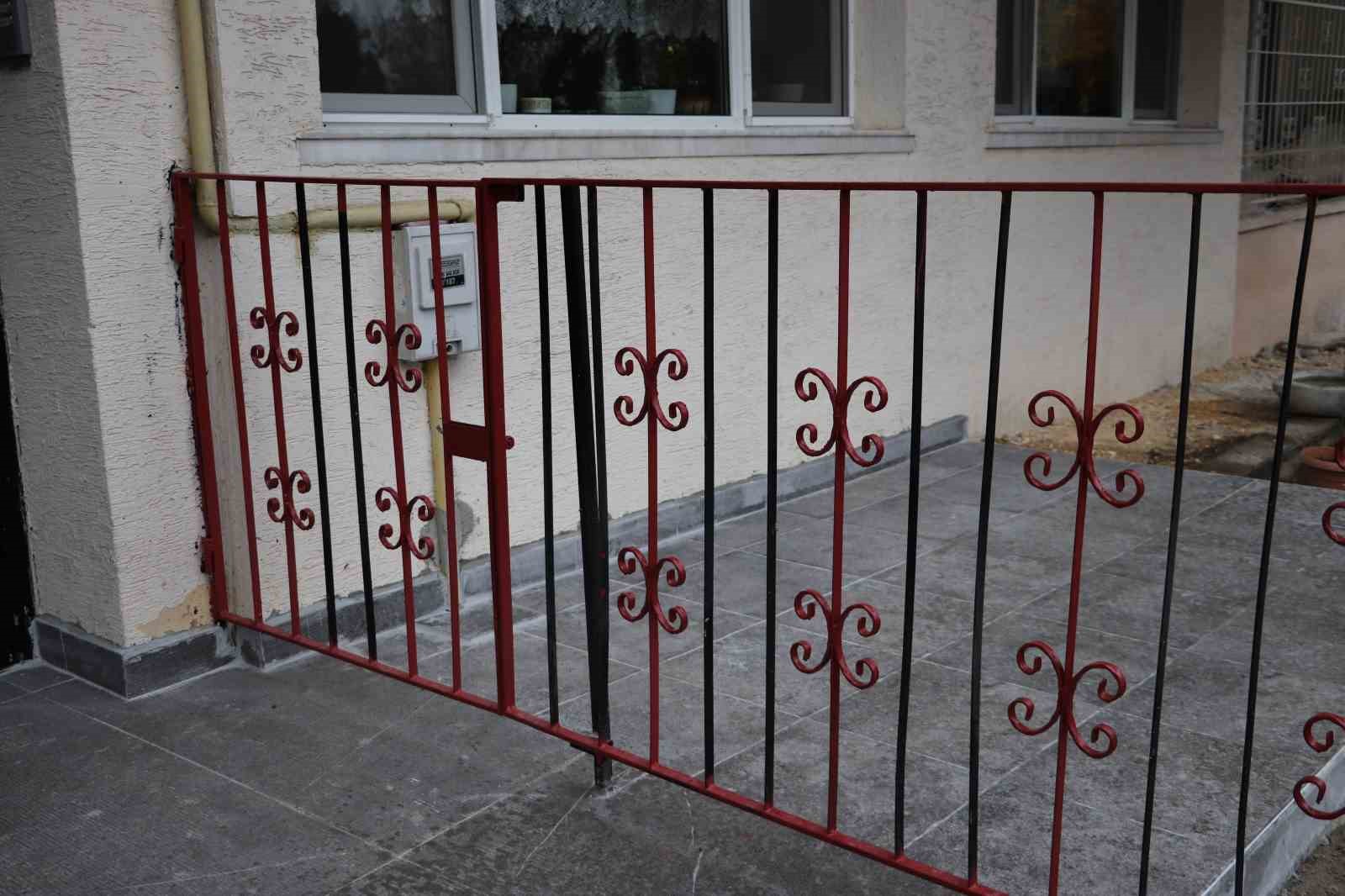 Eskişehir&rsquo;de apartman sakinleri, Eskişehirspor sevgisini binaya taşıdı
