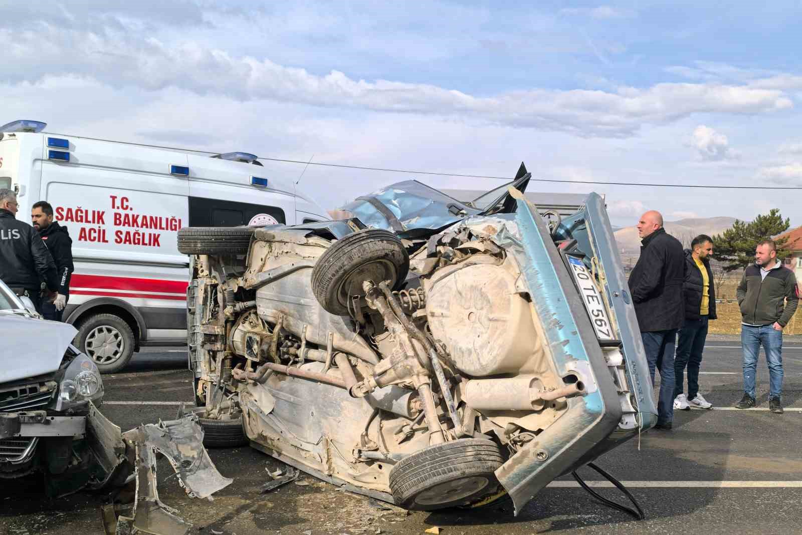 Biri Fiat Tofaş iki otomobilin çarpıştığı kazada 4 kişi yaralandı