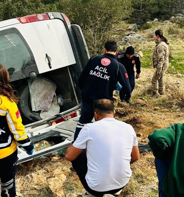 Gaziantep&rsquo;te tarım iş&ccedil;ilerini taşıyan minib&uuml;s şarampole u&ccedil;tu: 1 &ouml;l&uuml;, 3 ağır yaralı
