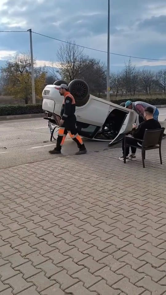 Taklalar atan otomobilden burnu kanamadan &ccedil;ıktı

