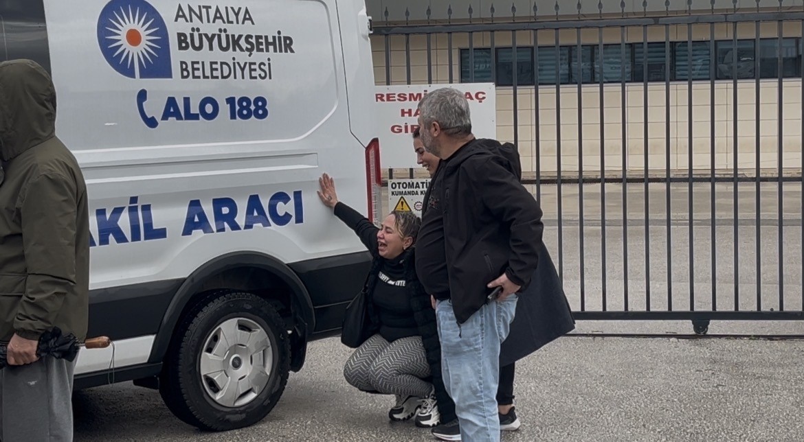 Dereye düşen araçtaki kadının cenazesi teslim alınırken "Gitme" feryadı yürekleri dağladı