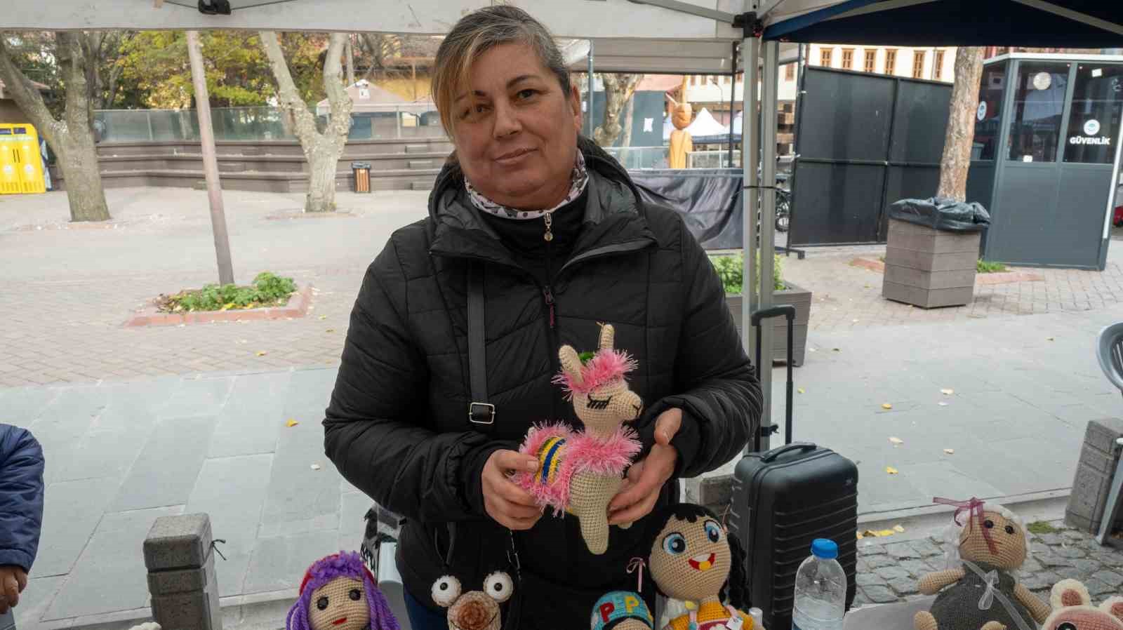 Soğuk havayı el emeği çiçekleriyle ısıtıyor
