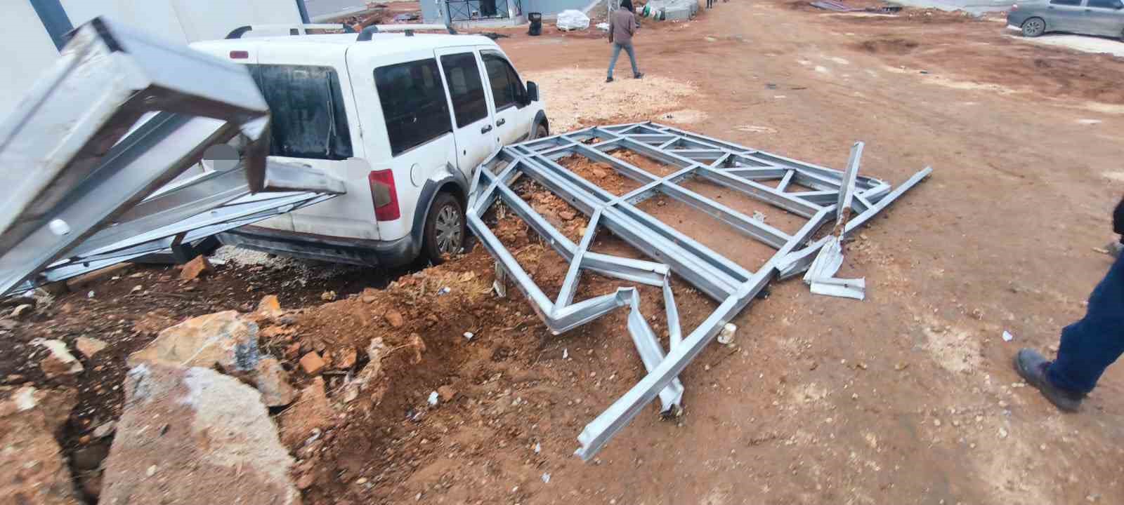 Malatya&rsquo;da kontrolden &ccedil;ıkan kamyon devrildi: 1 yaralı
