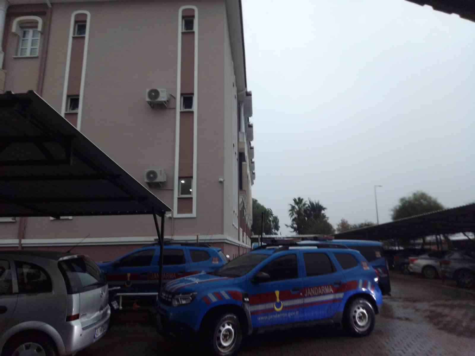 G&ouml;&ccedil;men ka&ccedil;ak&ccedil;ılığı operasyonunda 10 tutuklama
