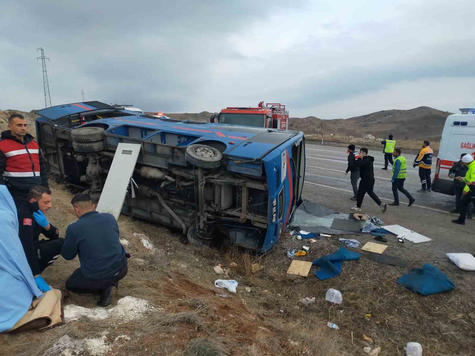 (Düzeltme) Cezaevi nakil aracı devrildi, 7 jandarma ve 2 Adalet Bakanlığı personeli yaralandı