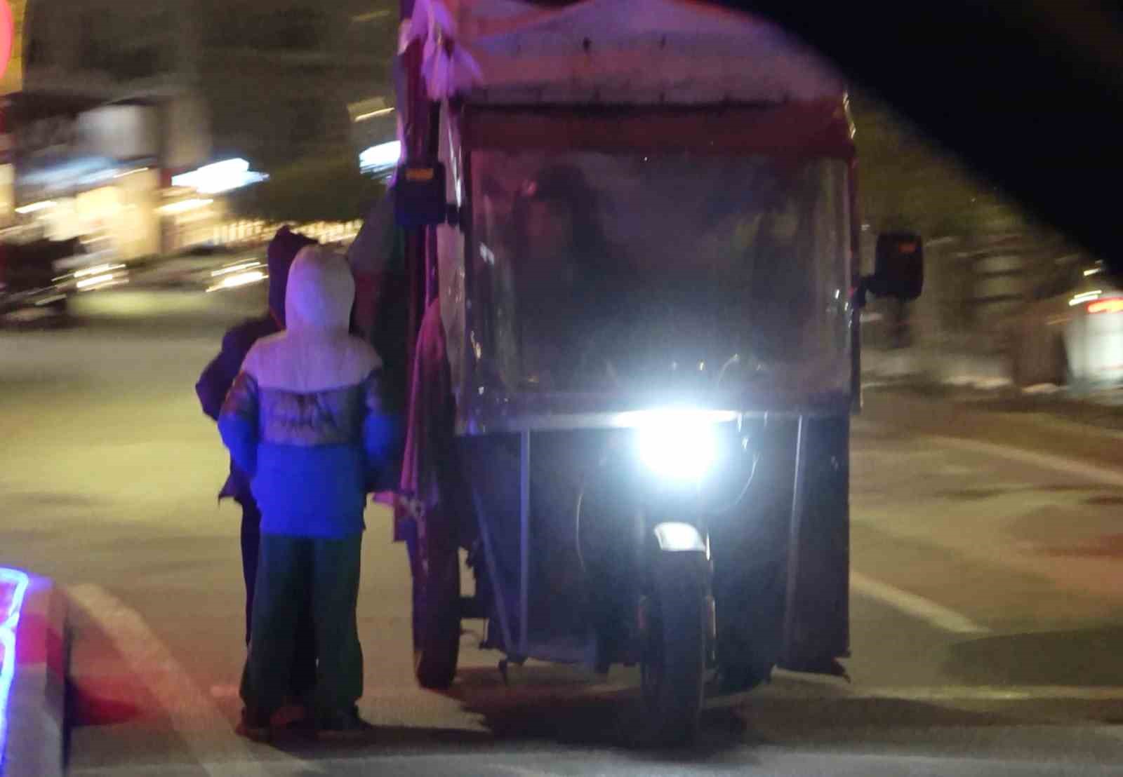 Aksaray&rsquo;ın t&uuml;m kavşaklarında dilenci &ccedil;ocuk tehlikesi
