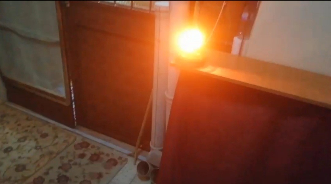 Kedilerinin mamasına dadanan porsuk i&ccedil;in evine alarm sistemi kurdu
