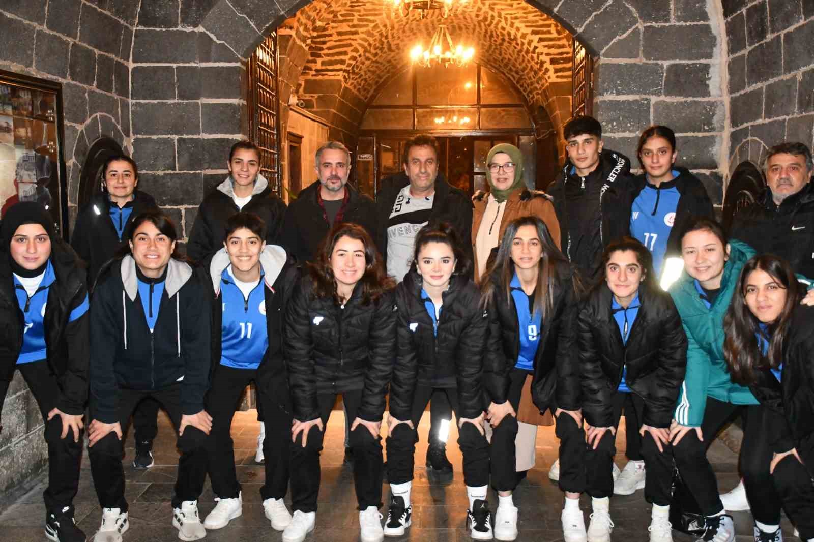 Siverek Belediyesi, Ağrı kadın futbolcularının konaklama masraflarını üstlendi