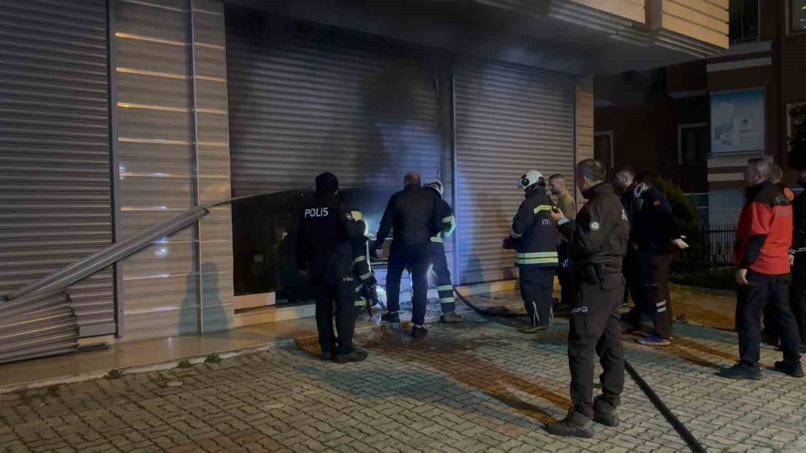 Çay toplama makinesi deposunda yangın