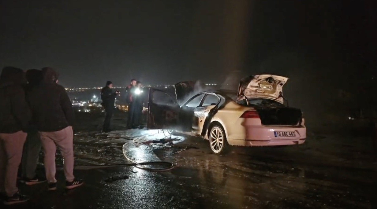 Park halindeki araç alev topu oldu, geriye hurda kaldı