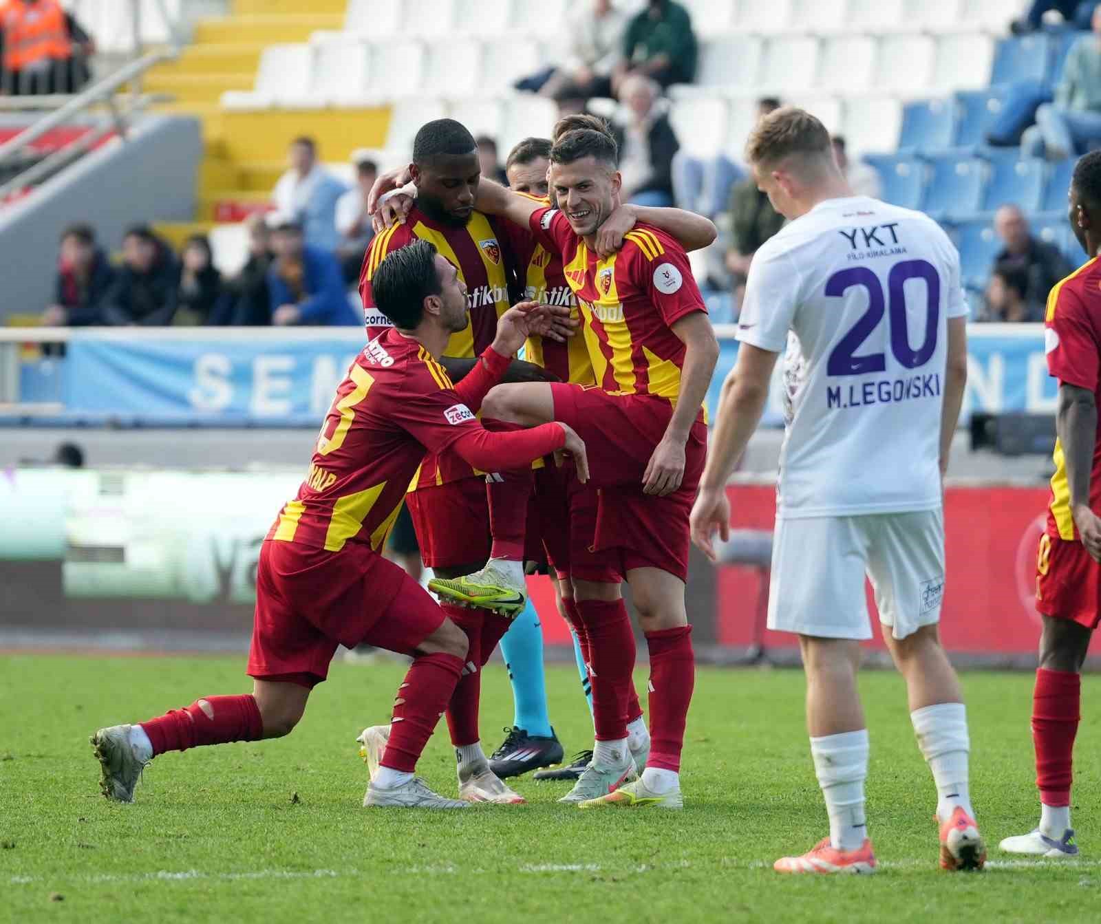 Laszlo Benes gollerine devam ediyor