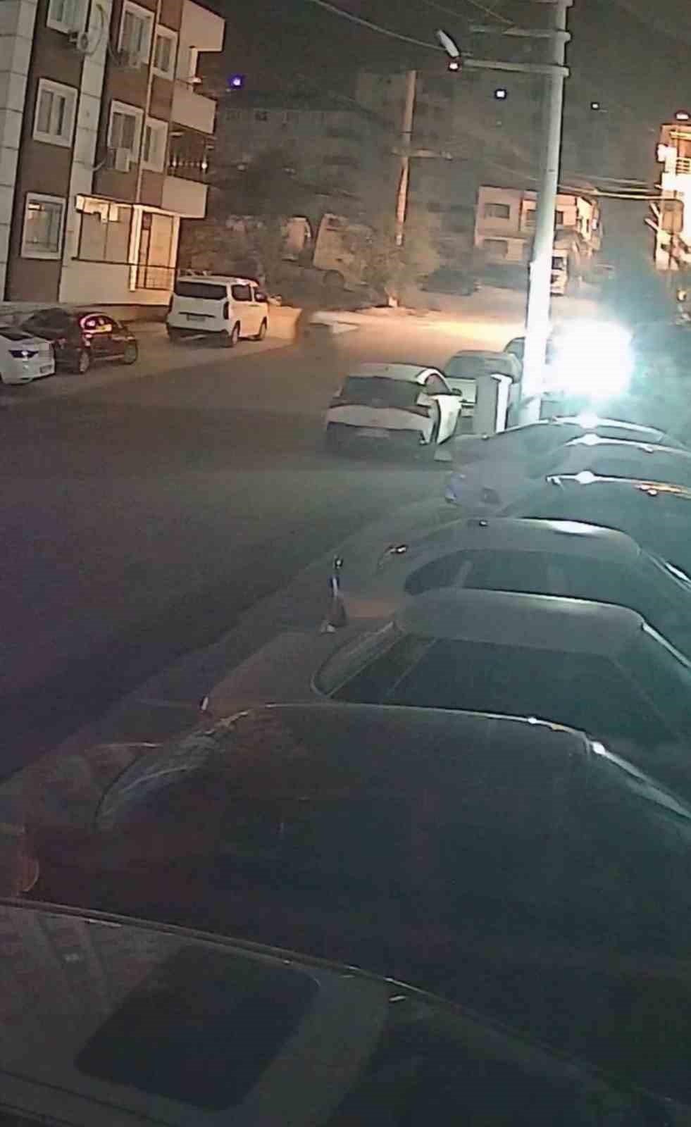 Şiddetli fırtınayla harekete geçen çöp konteyneri, iki otomobilin arasında durdu o anlar kamerada