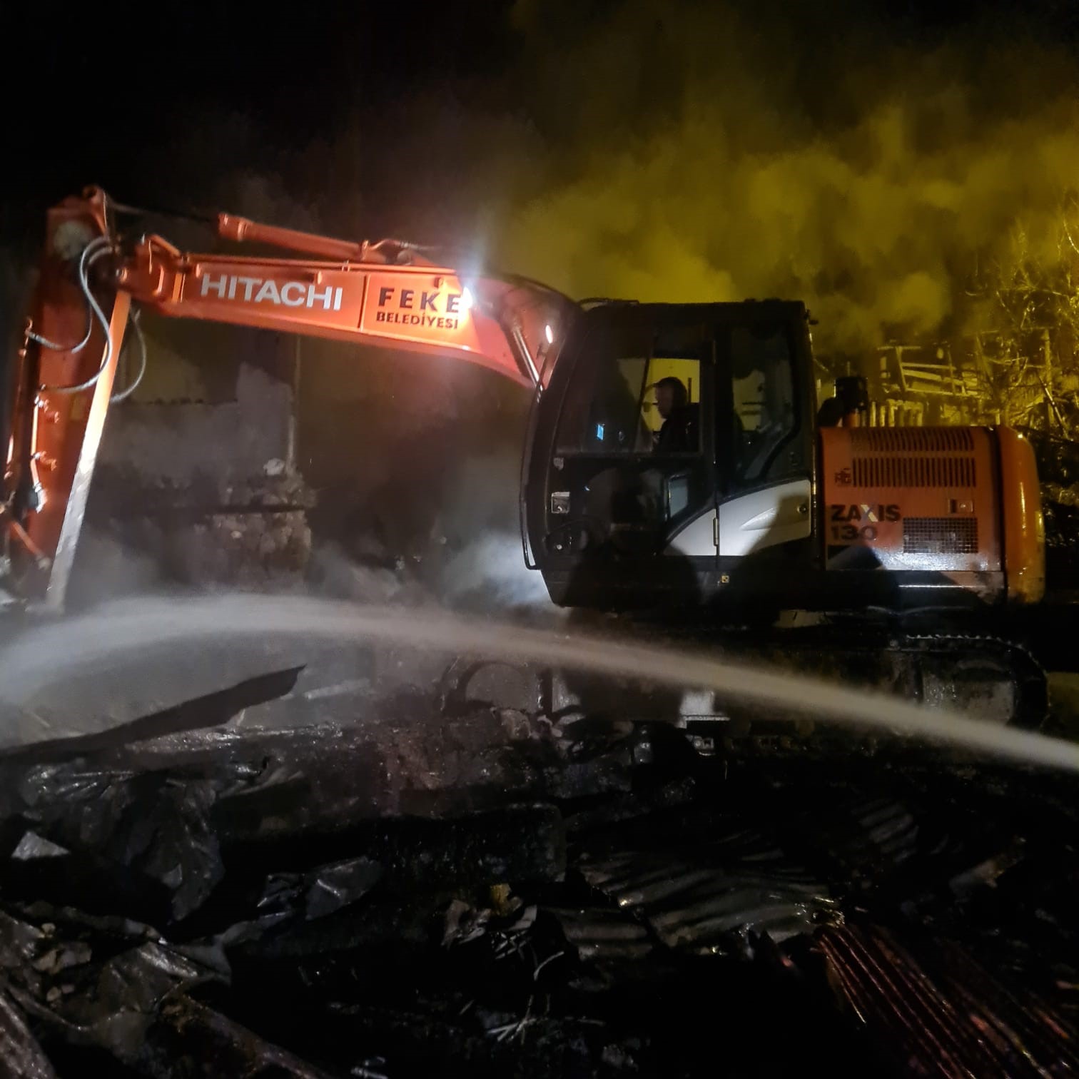 Feke’de ev yangını: bir ev kül oldu, lojman zarar gördü