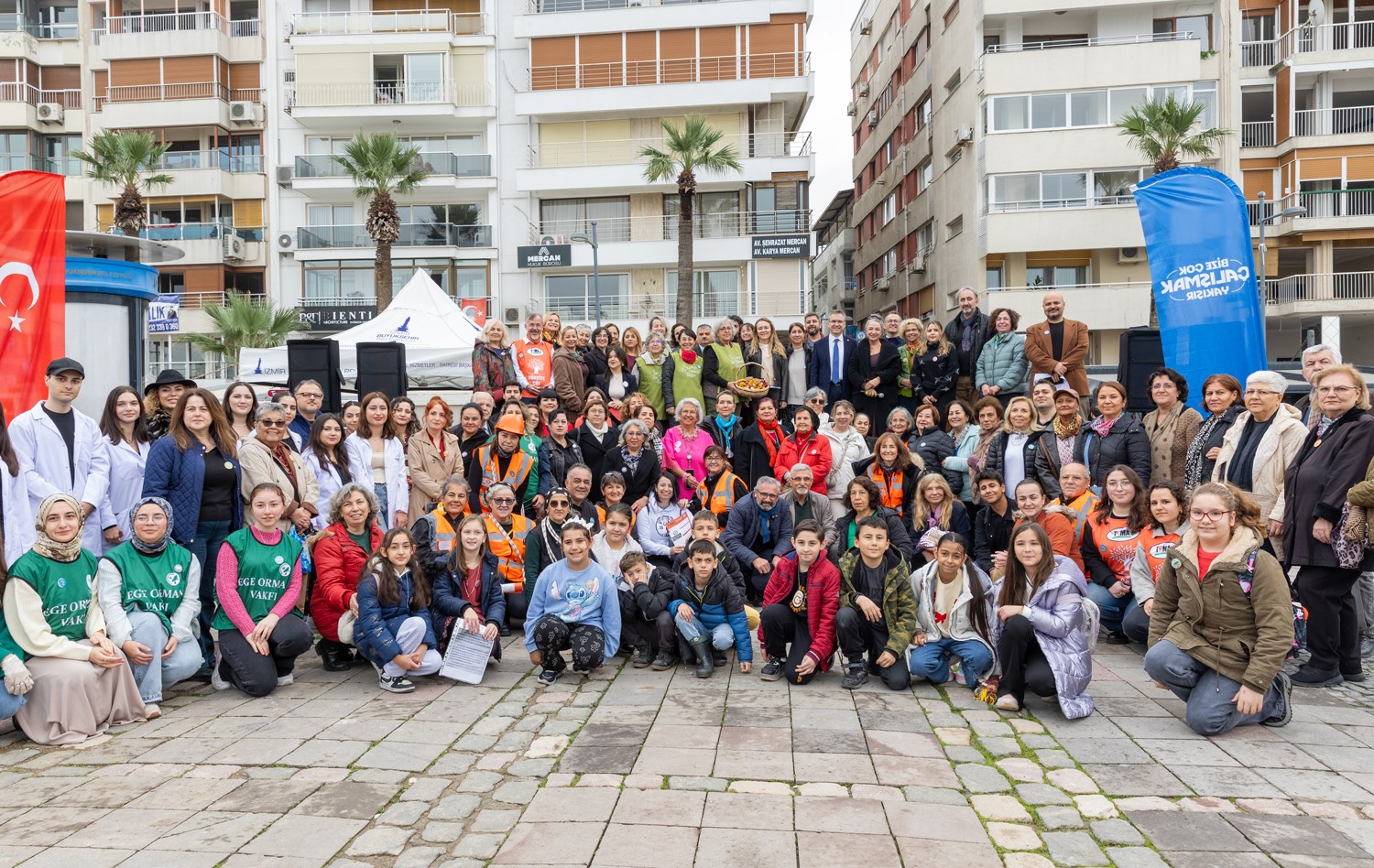 İzmir’de yüzlerce gönüllü "İyilik" için tek yürek oldu