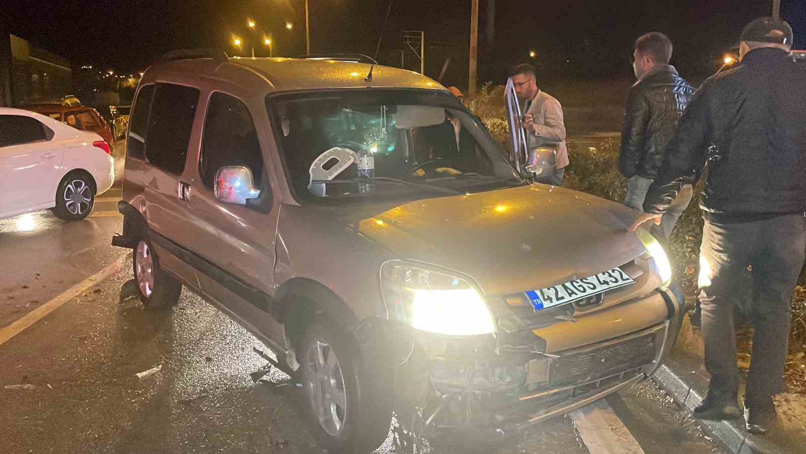 Işıkta bekleyen araçlara çarpan otomobil zincirleme kazaya neden oldu: 2 yaralı
