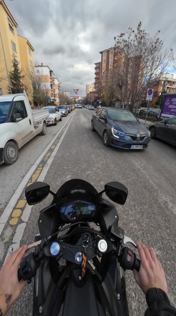 Yoğun trafikte ters yöne giren sürücü tehlikeye davetiye çıkardı
