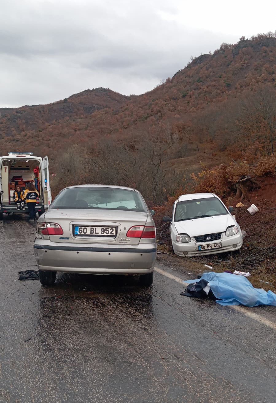 İki otomobil kafa kafaya çarpıştı: 1 ölü, 1’i ağır 2 yaralı