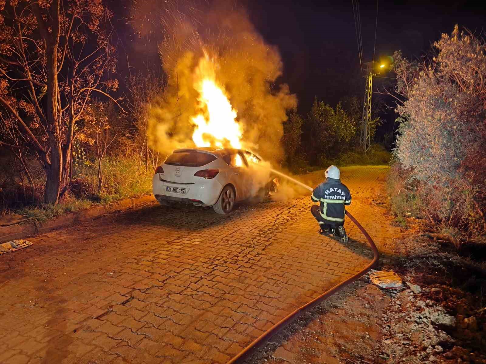 Defne’de otomobil alevlere teslim oldu