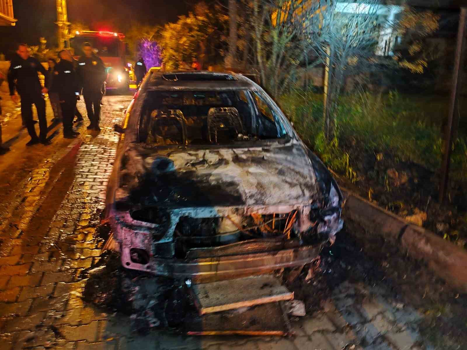 Defne’de otomobil alevlere teslim oldu