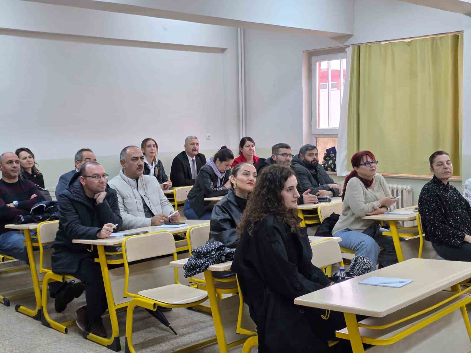 Efeler’de öğretmenlere Topçu’nun eğitim felsefesi anlatıldı