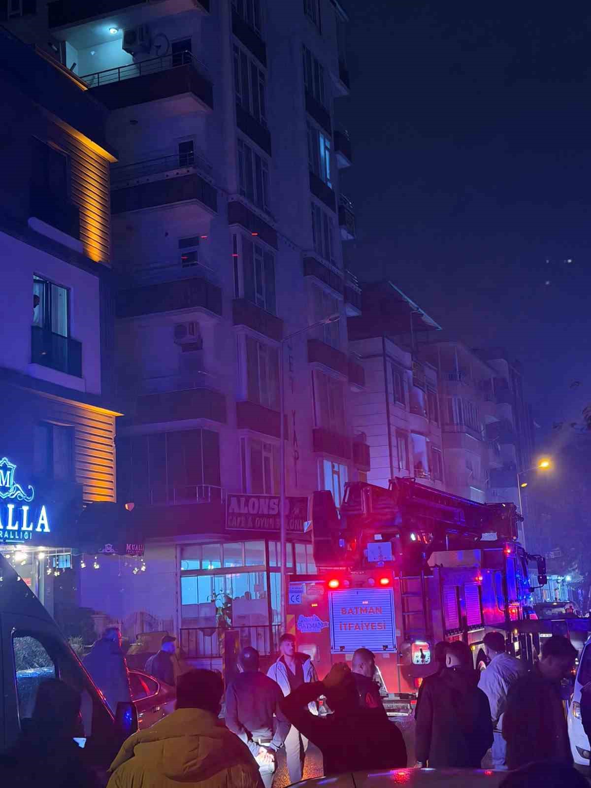 Batman’da cinnet getiren şahıs, evinin eşyalarını sokağa fırlattı
