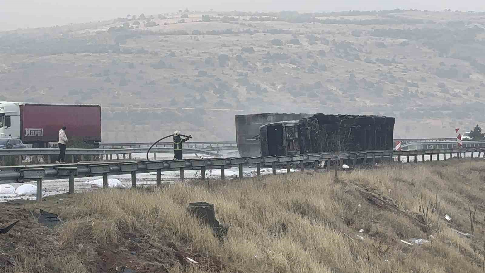 TAG Otoyolu’nda çarpışan 3 tır yandı