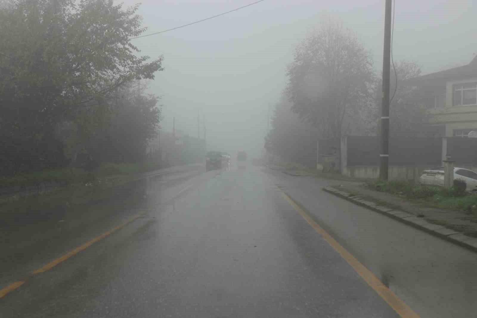 Sakarya’da sis görüş mesafesini 50 metreye düşürdü