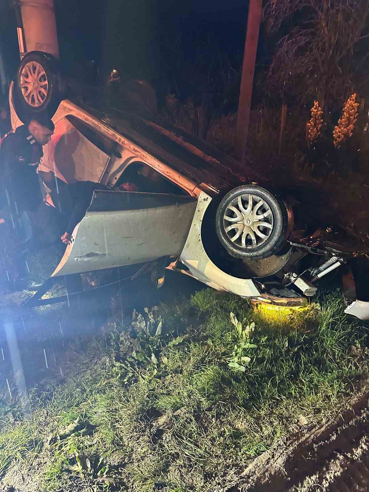 Sakarya’da takla atan otomobilde sıkışan sürücü yaralandı
