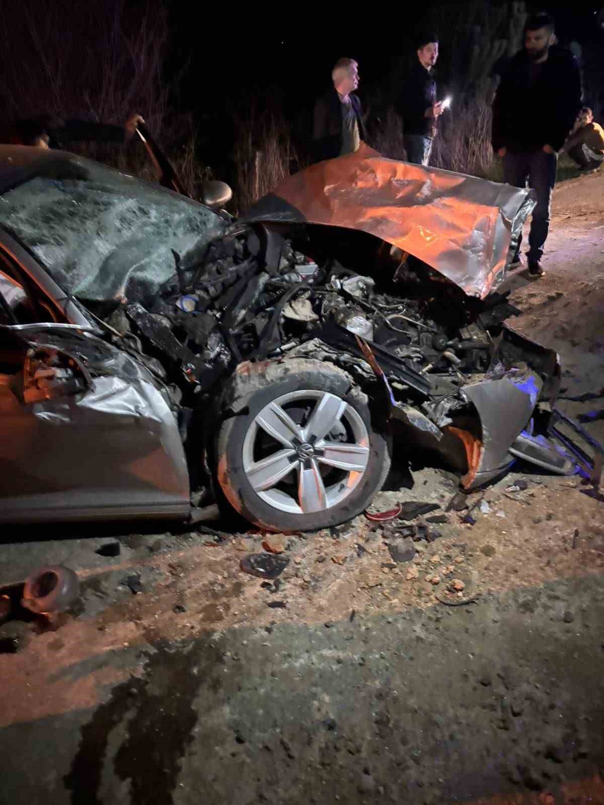 Çekiciye çarpan otomobilin sürücüsü yaralandı