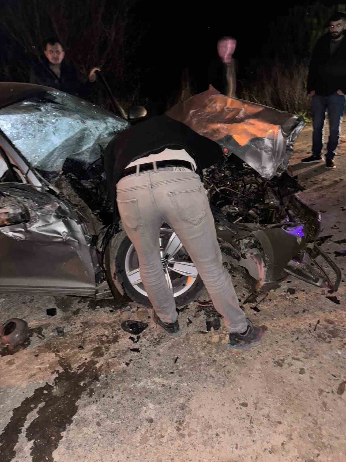 Çekiciye çarpan otomobilin sürücüsü yaralandı