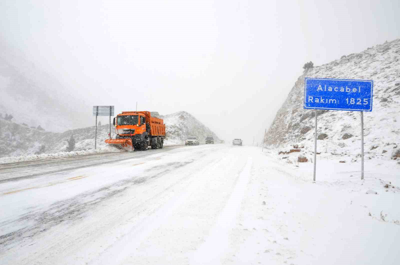 Antalya’ya kar yağışı aralıklarla devam ediyor