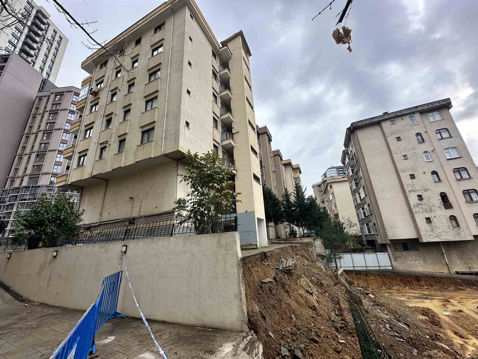 Kadıköy’de yağışlara dayanamayan istinat duvarı çöktü