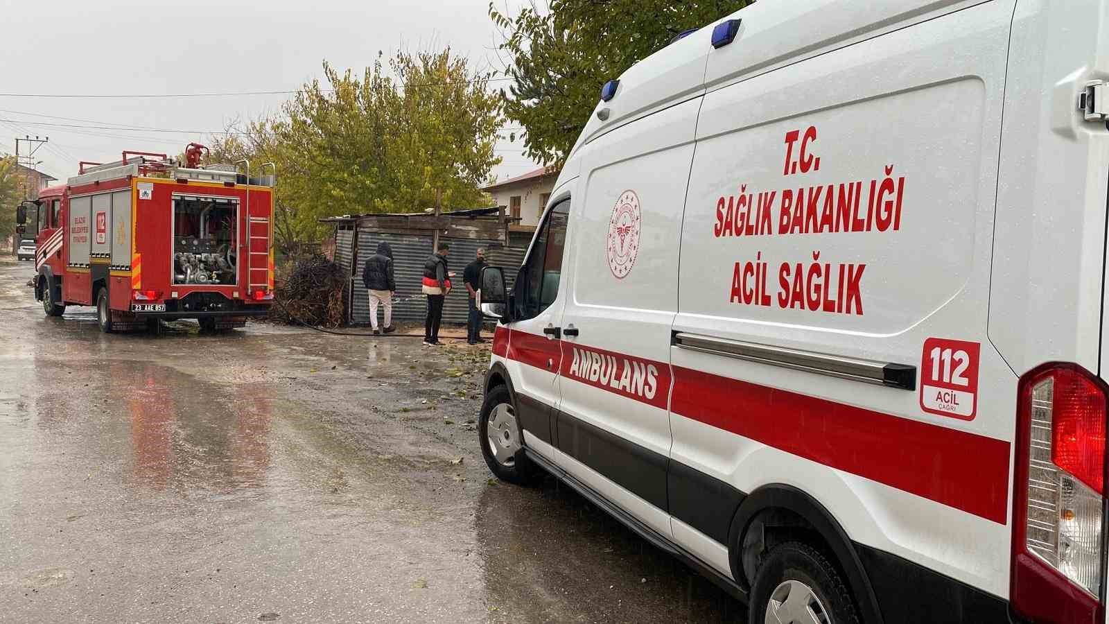 Elazığ’da çatı yangını: 1 kişi dumandan etkilendi
