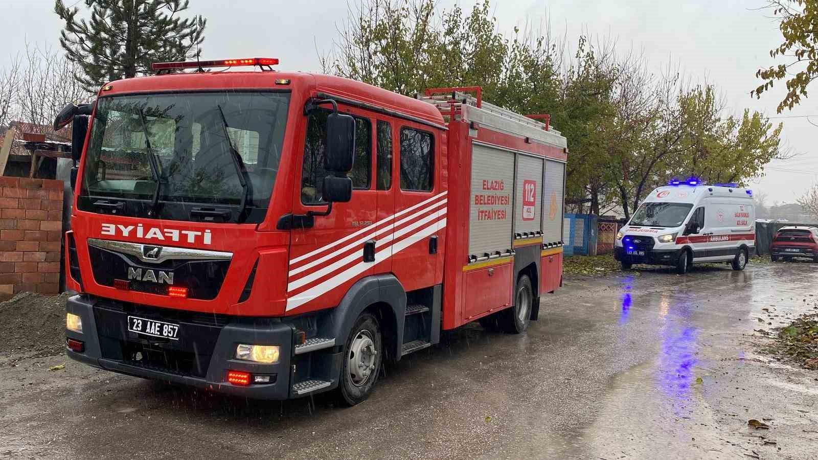 Elazığ’da çatı yangını: 1 kişi dumandan etkilendi