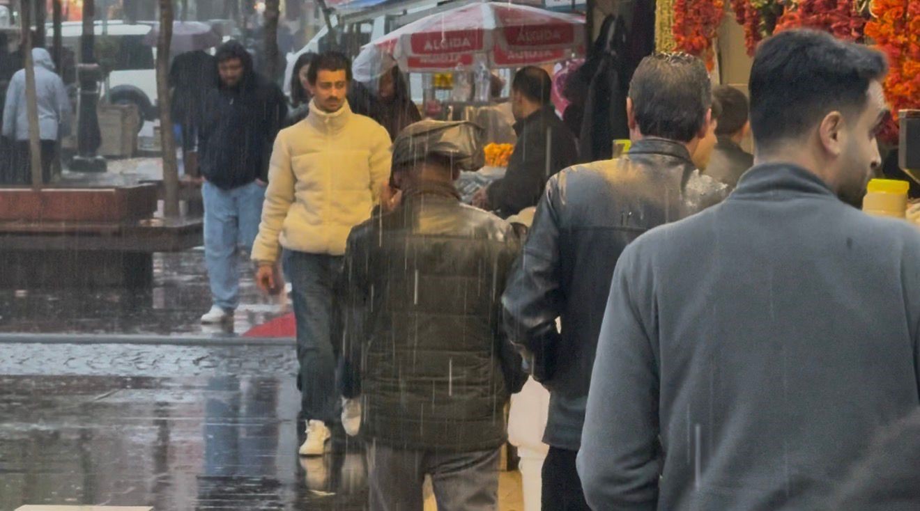 Diyarbakır’da aniden bastıran yağmur hayatı felç etti
