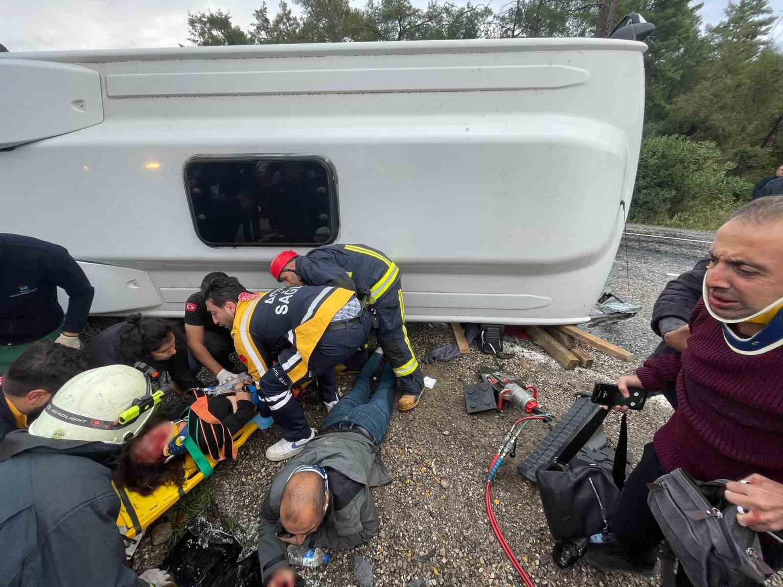 Antalya’da midibüs devrildi: 6 yaralı