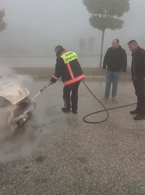 Seyir halindeki araç yanarak hurdaya döndü