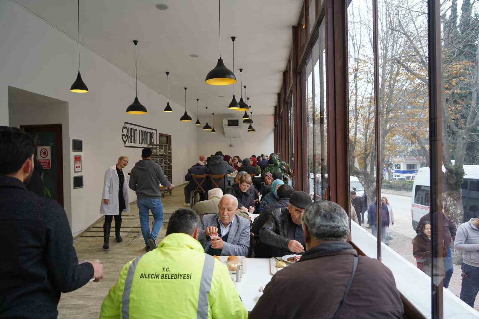 Bilecikli şehit İlhan Ongan’ın anısına binlerce kişiye ücretsiz yemek dağıtıldı