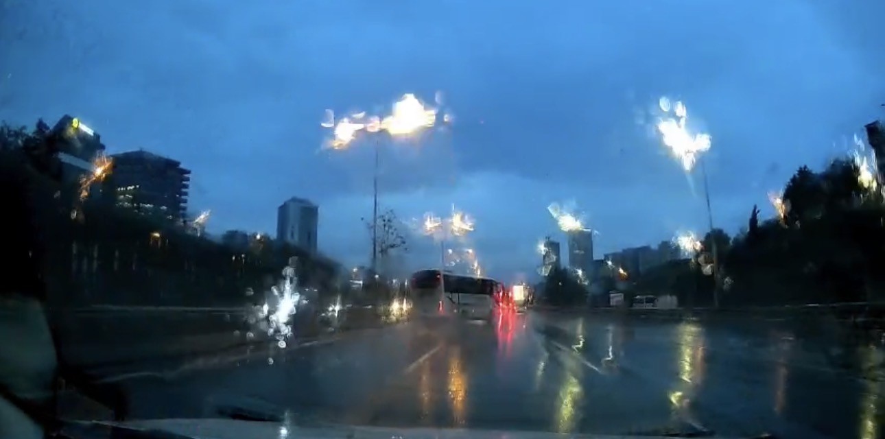 Maltepe’de minibüsün devrildiği anlar kamerada
