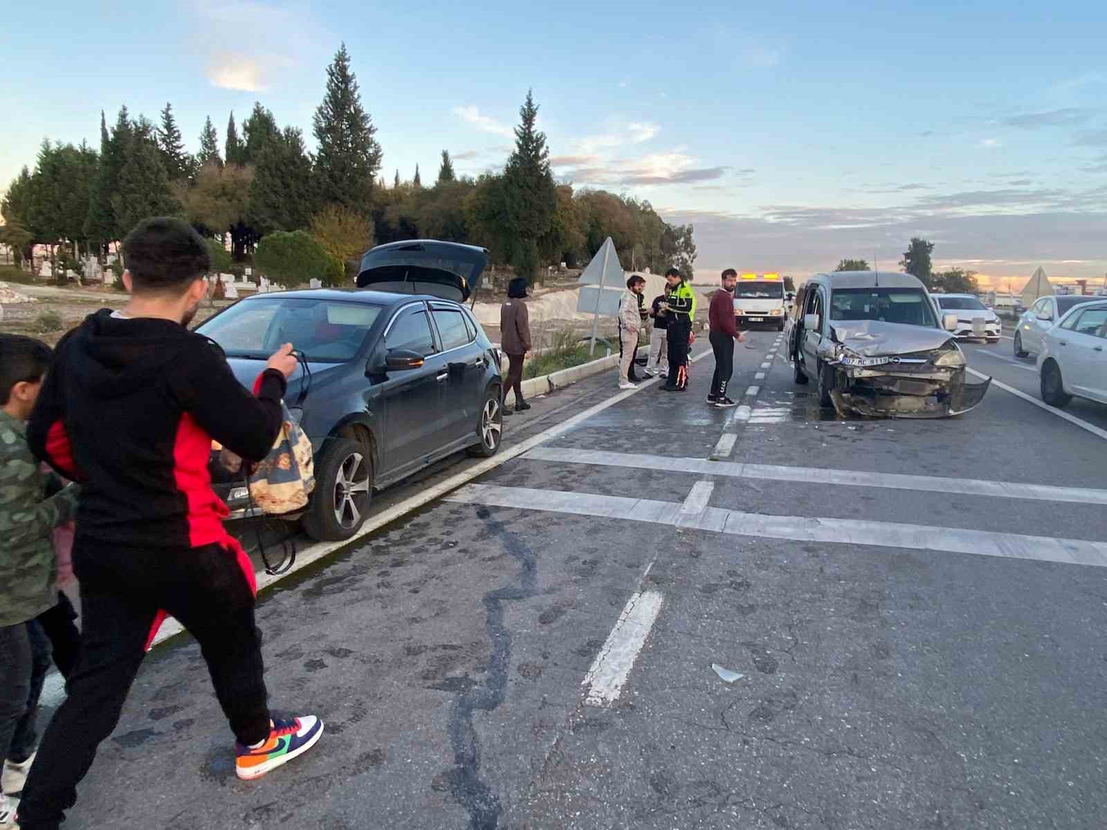 Arızalanan park halindeki otomobile hafif ticari araç çarptı: 2 yaralı
