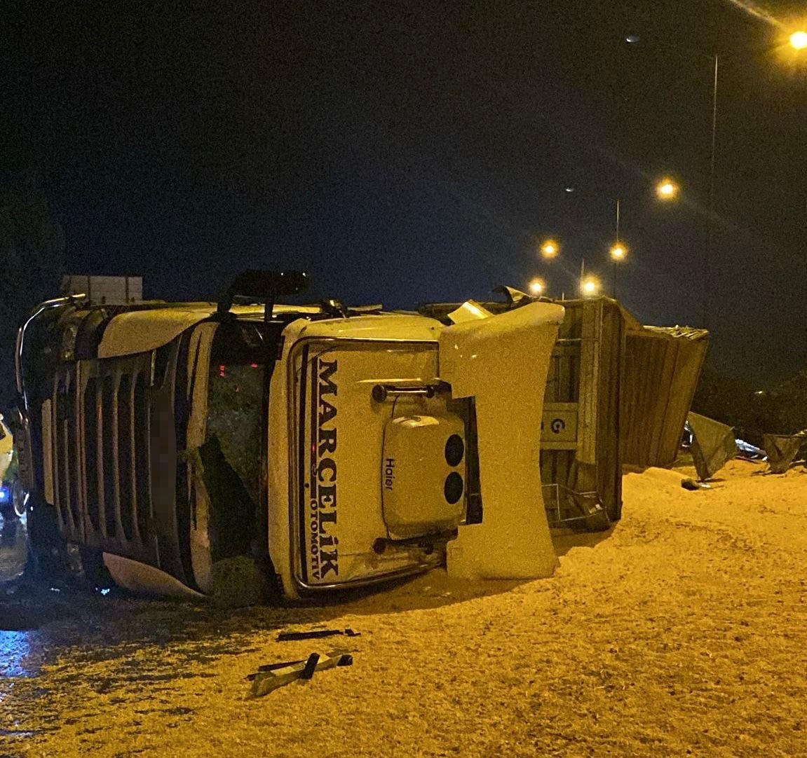 Osmaniye’de mısır yüklü kamyon devrildi: 1 yaralı
