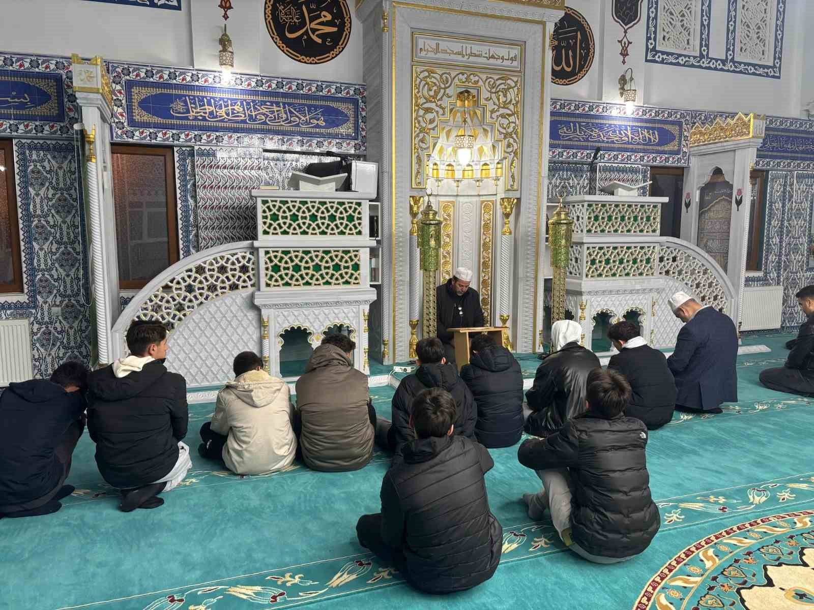 Fen lisesi öğrencileri Hisar Camii’nde sabah namazında buluştu