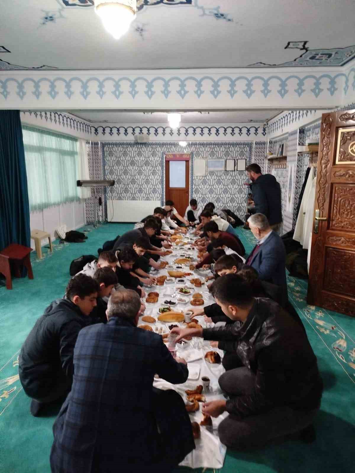 Fen lisesi &ouml;ğrencileri Hisar Camii&rsquo;nde sabah namazında buluştu
